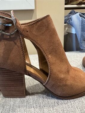 Lucky Brand Tan Suede Cutout Block Heel Ankle Boot